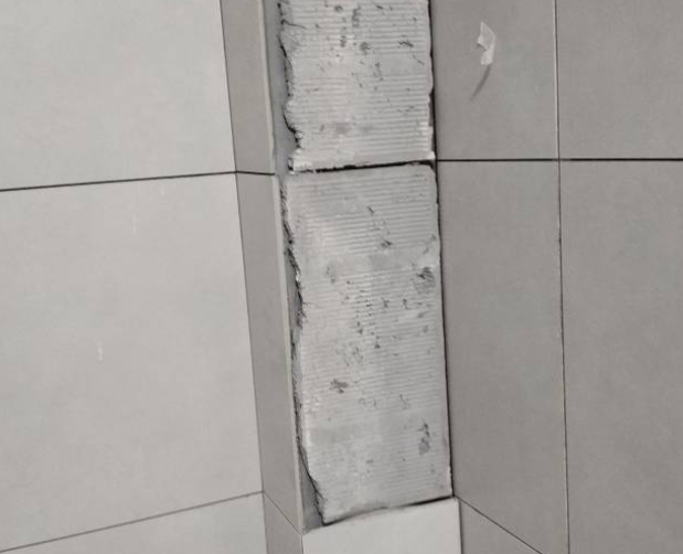 嘉黎瓷砖空鼓维修公司分享下瓷砖施工前基层浇水润湿程度不足，可能导致以下问题
